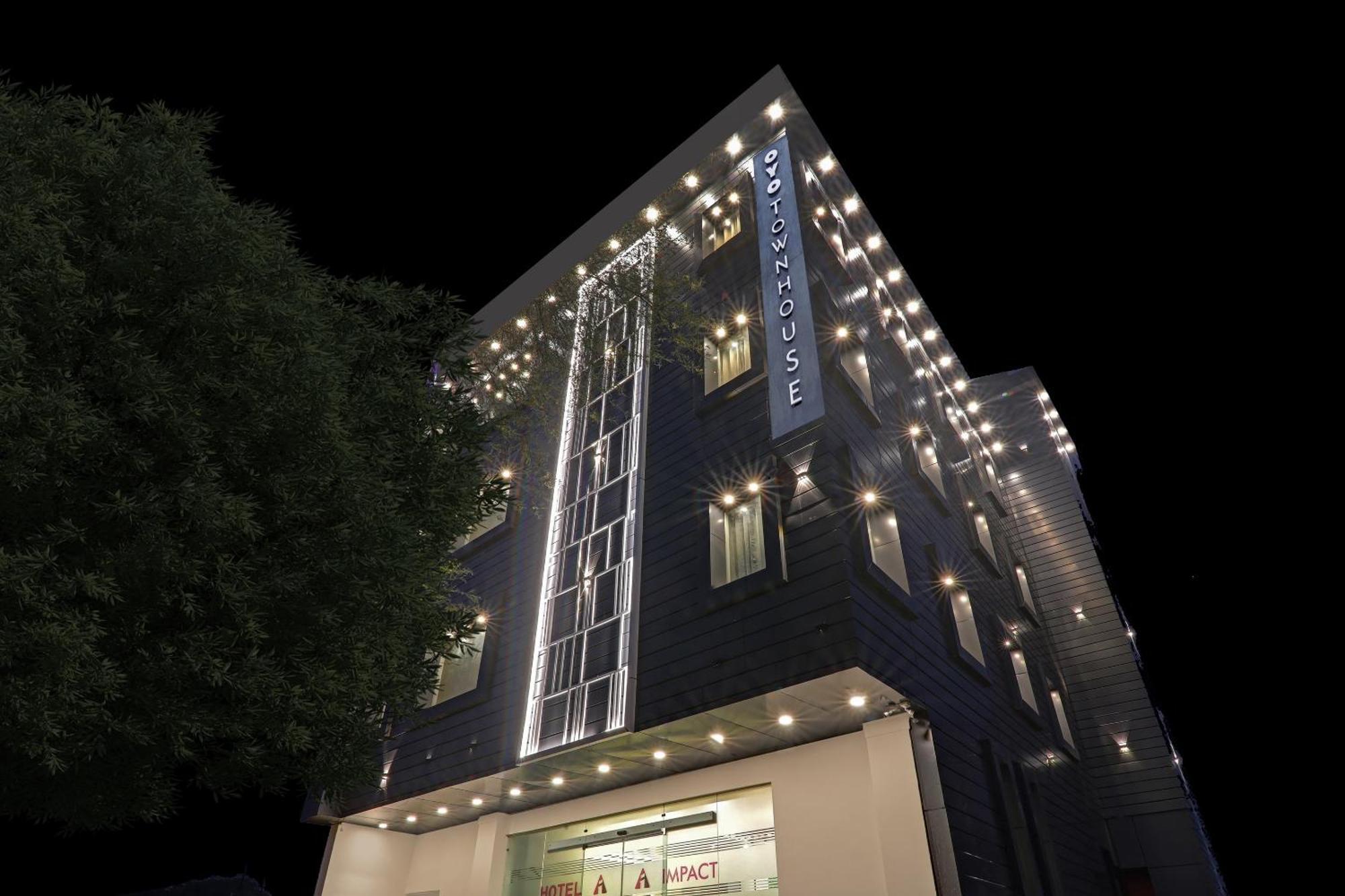 Super Townhouse Hotel Impact Chinhat Exterior foto