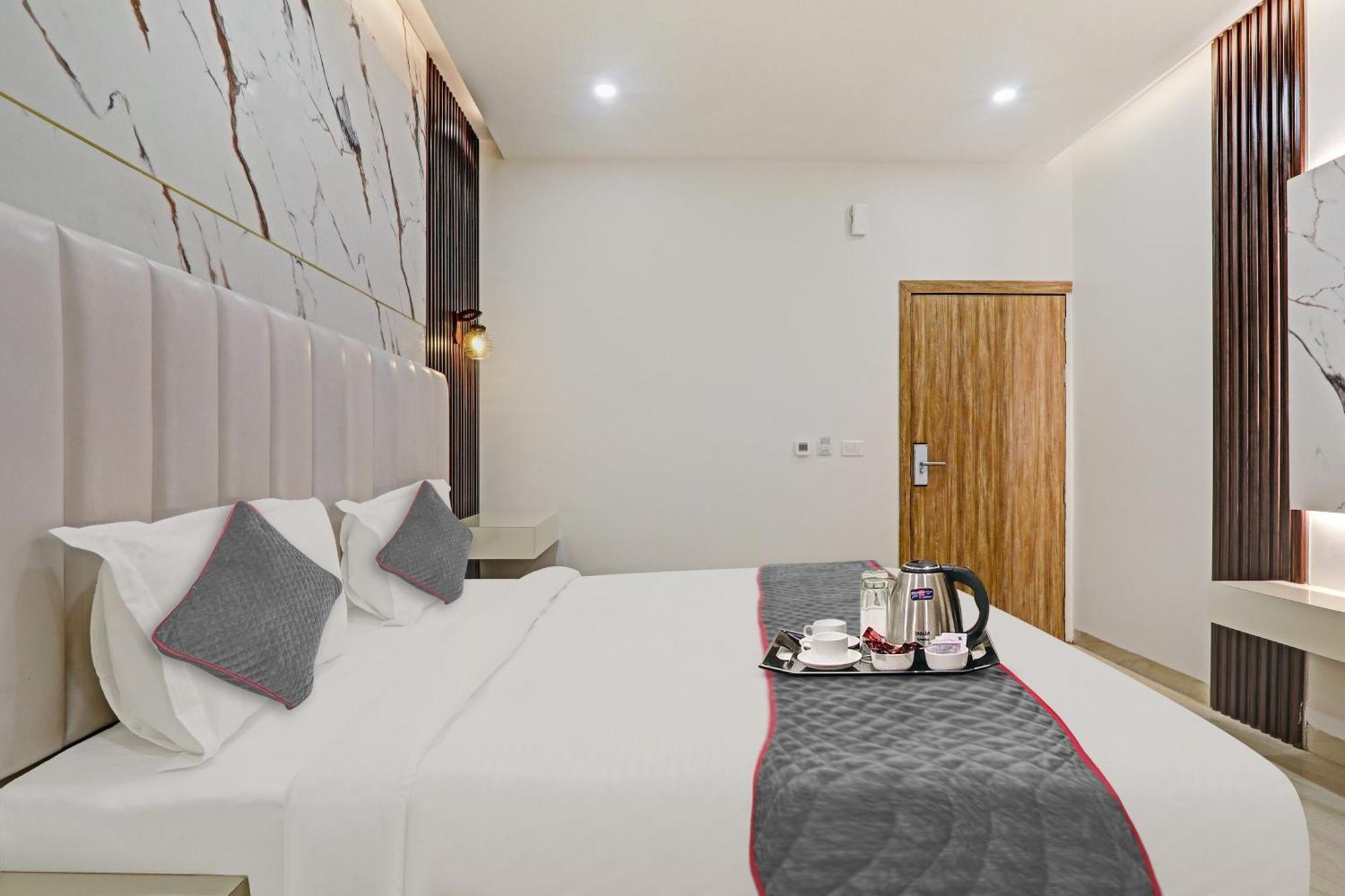 Super Townhouse Hotel Impact Chinhat Exterior foto