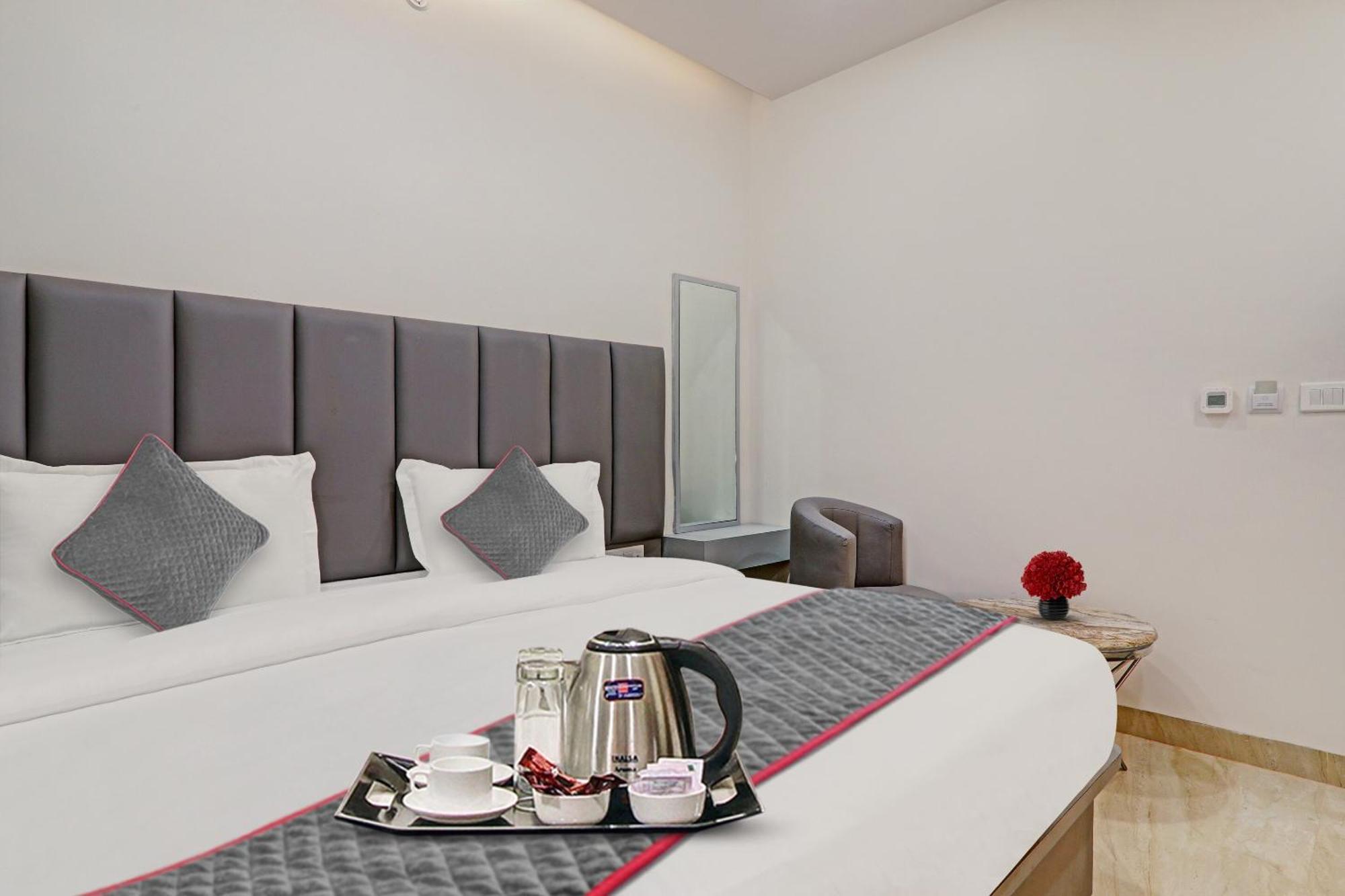 Super Townhouse Hotel Impact Chinhat Exterior foto